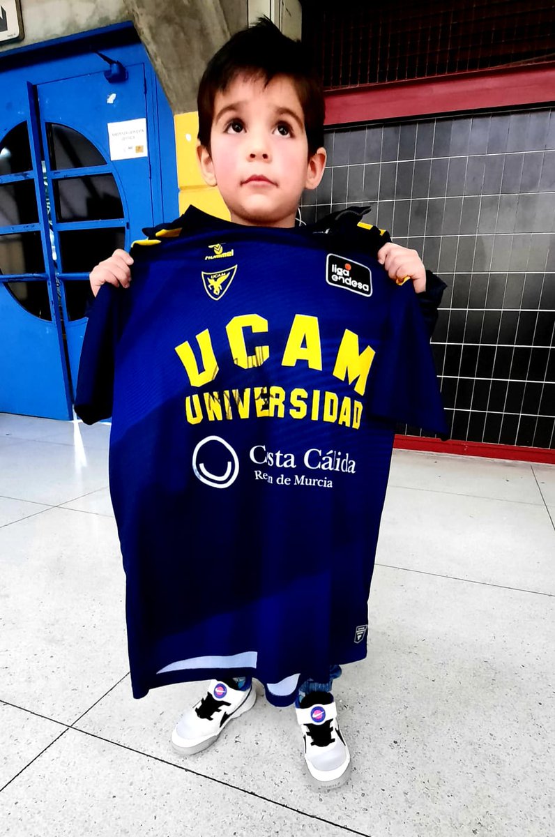 Chavarri_j's tweet photo. A pesar de la derrota del @RealBetisBasket, el ha terminado contento, MUCHAS GRACIAS a Carlos Gravalos Muñoz y a @vaskos77 por el detalle, desde hoy tiene el @UCAMMurcia un aficionado más para muchos años. #LigaEndesa https://t.co/dy03DUoXVh