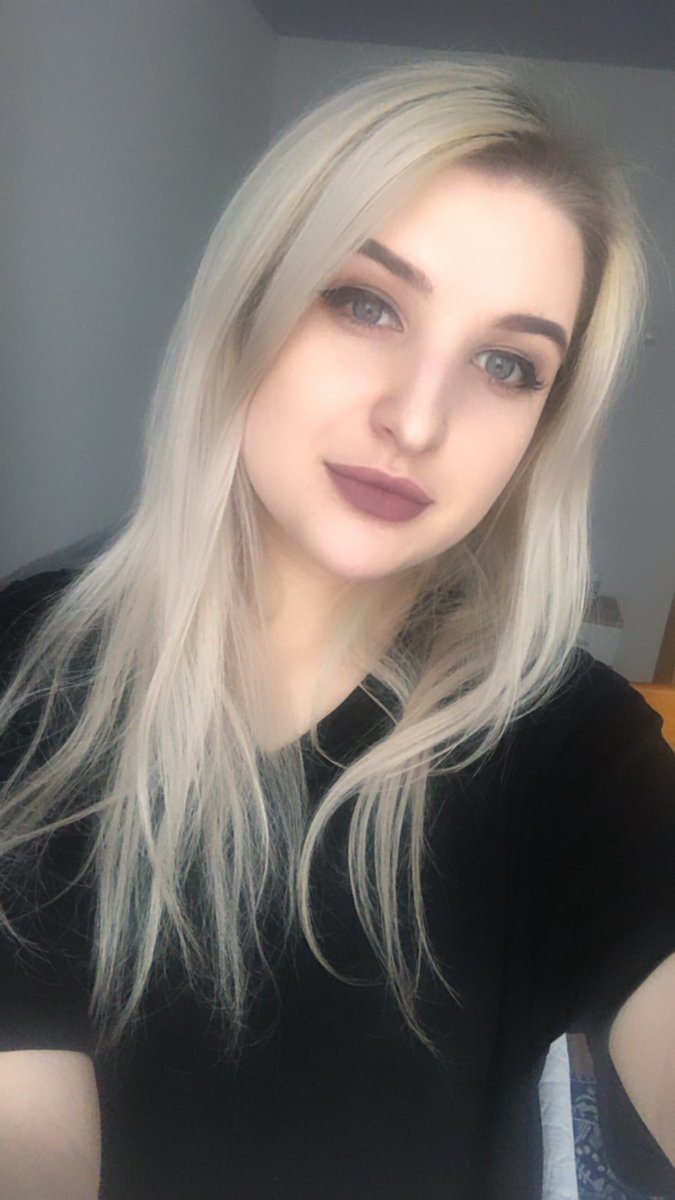 Пару лет назад я выглядела ТАК и считала себя самым уродливым и толстым человеком в мире.
отказывалась от свиданий с полной уверенностью, что люди разочаруются когда увидят меня в жизни

Рита, если бы ты тогда знала как была неправа😭❤️‍🩹