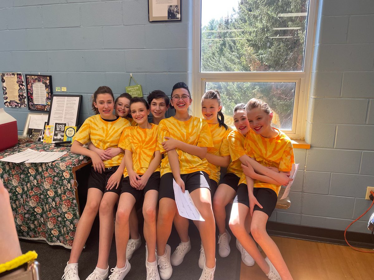 BPPrincipalVT's tweet photo. Silver medal, best choreography, best vocals, spirit of show choir, coolest prop award, best show production, and grand champions! Great work - Mirage! @cms_grizzlies @cms_mirage We are proud of YOU! https://t.co/q9YA8G5MIz