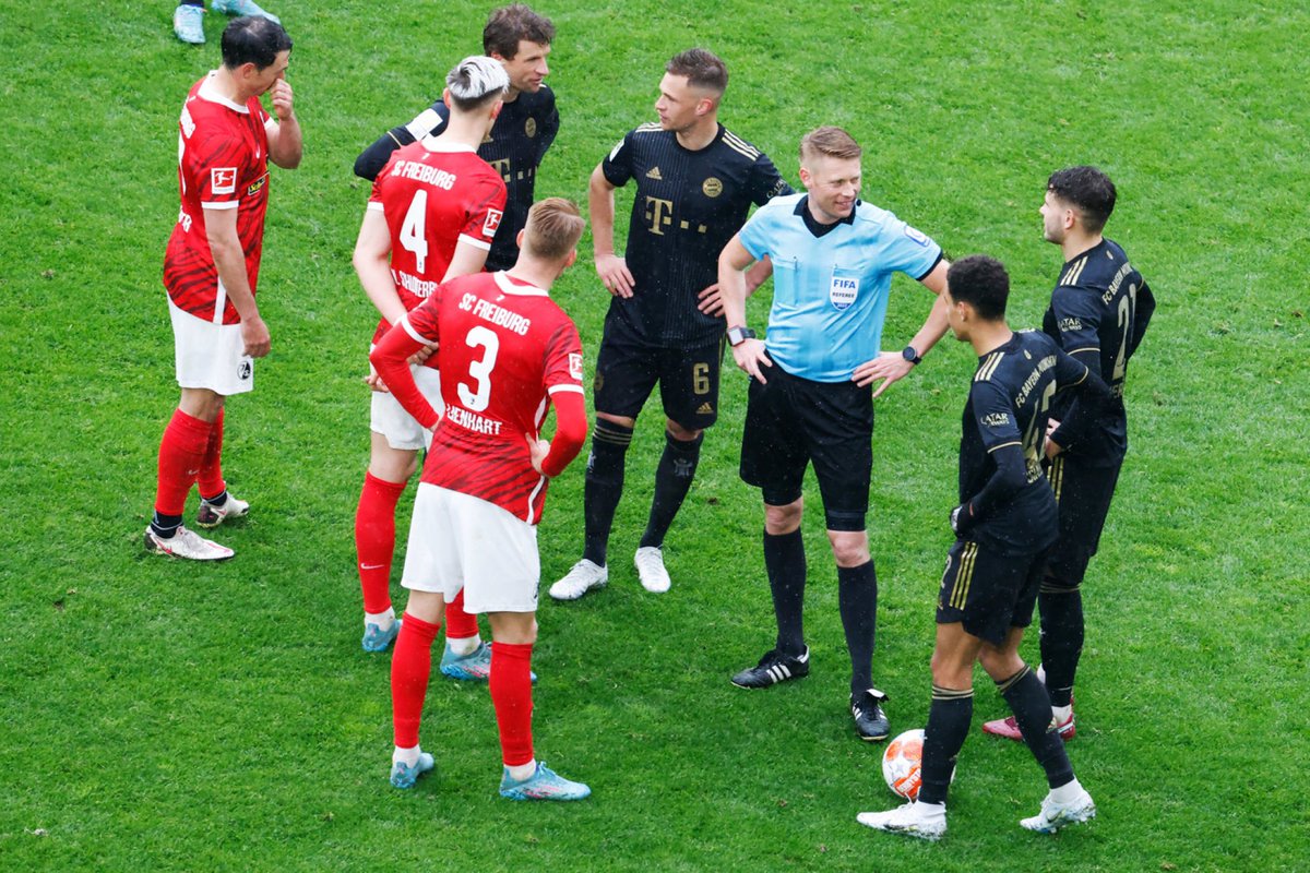 ActuFoot_'s tweet photo. Le Bayern a évolué à 12 contre 11 pendant quelques secondes cet après-midi.

Lors de l’entrée de Sabitzer, le n°29 a été annoncé sortant. Sauf que personne ne portait ce numéro.

Il a fallu 8-9 secondes pour comprendre l’erreur et faire sortir Coman (n°11). 

(@RaeComm) https://t.co/SzZlPb77Rr