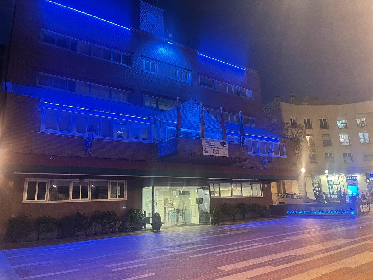 natadeandres's tweet photo. El @AytoAlcorcon se ha iluminado de azul por el #DiaMundialAutismo.
Nos reafirmamos en nuestro compromiso de colaboración con @teaportaasocia1 , con las personas con #TEA y con sus familias. https://t.co/9TAdRz4C5b
