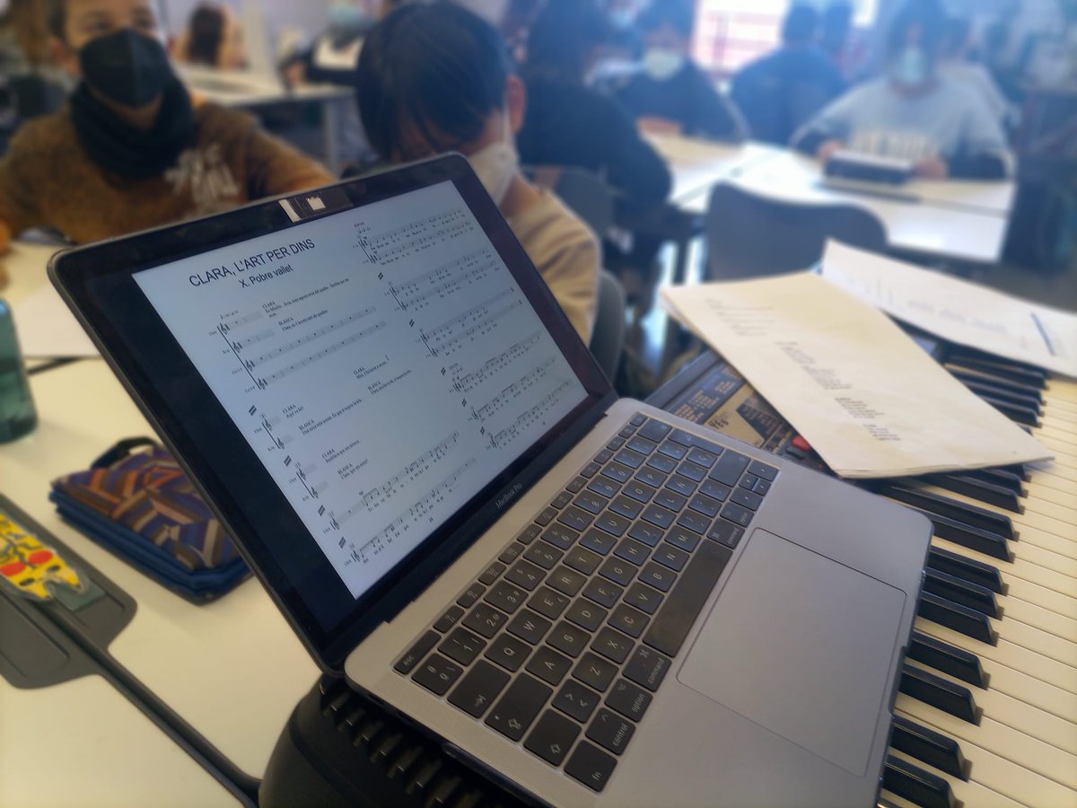 grasisoler's tweet photo. La classe dels Oceànics enllestint la Cantània d'aquest curs, "Clara, l'art per dins". Lletres, coreografies i material d'acompanyament quasi a punt!!
Amb moltes ganes d'estar i actuar a @auditoribcn 
#cantània
#música
#interpretar
#cant
#expressar
#art https://t.co/CpVXvda258