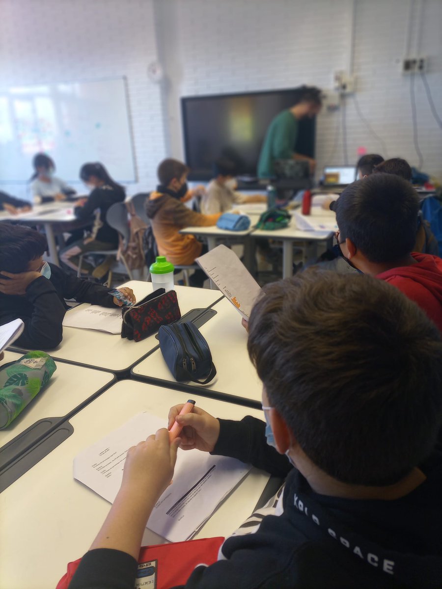 grasisoler's tweet photo. La classe dels Oceànics enllestint la Cantània d'aquest curs, "Clara, l'art per dins". Lletres, coreografies i material d'acompanyament quasi a punt!!
Amb moltes ganes d'estar i actuar a @auditoribcn 
#cantània
#música
#interpretar
#cant
#expressar
#art https://t.co/CpVXvda258