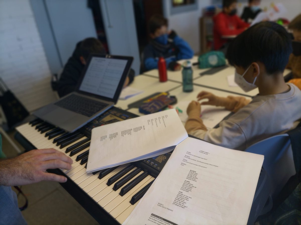 grasisoler's tweet photo. La classe dels Oceànics enllestint la Cantània d'aquest curs, "Clara, l'art per dins". Lletres, coreografies i material d'acompanyament quasi a punt!!
Amb moltes ganes d'estar i actuar a @auditoribcn 
#cantània
#música
#interpretar
#cant
#expressar
#art https://t.co/CpVXvda258