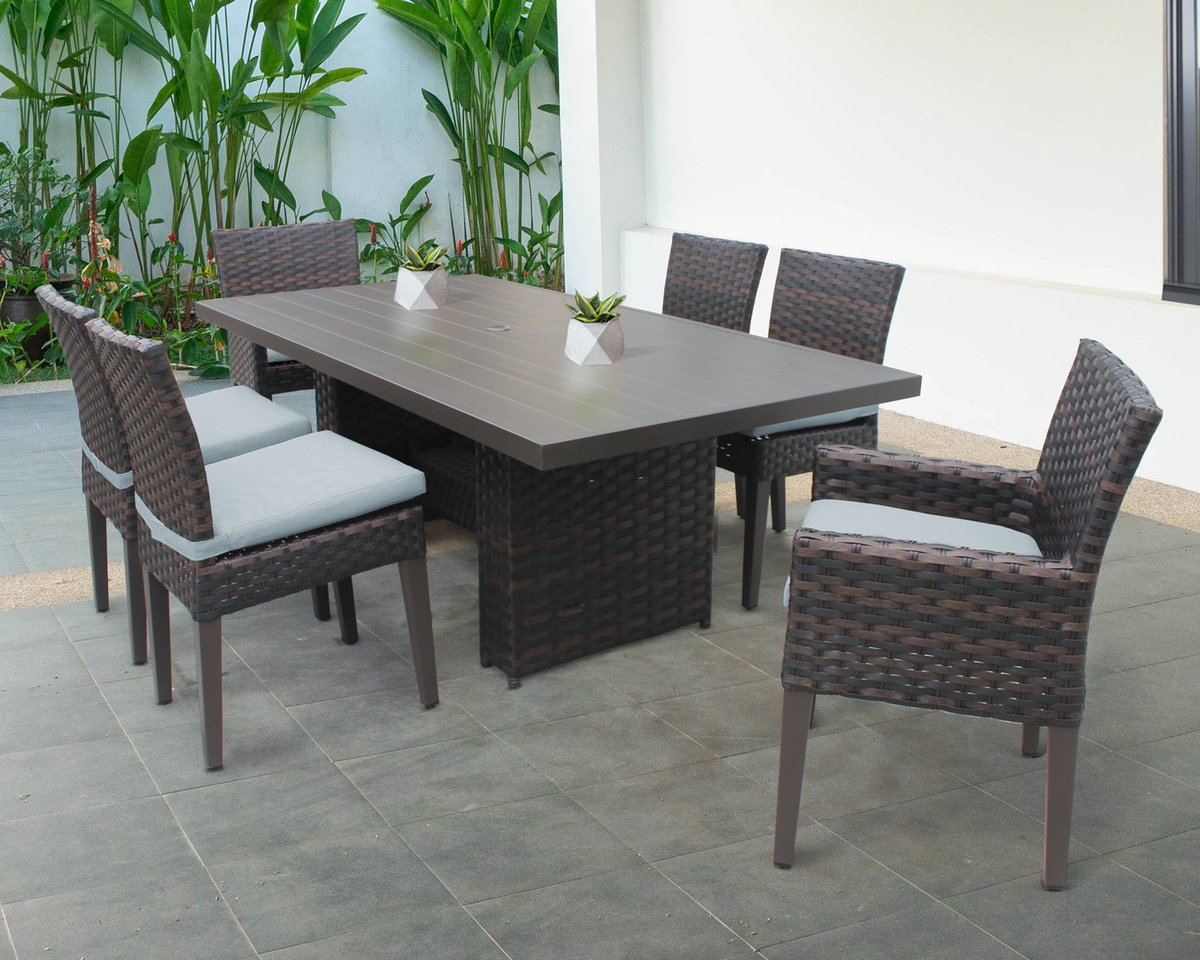 kathyireland's tweet photo. Enjoy the great outdoors with our Riverbrook dining table and chairs! Comfort and classic design by our partners @TwinStarHome. Located on the 6th floor of the Market on Green in space 602!
 
#hpmkt #hpmkt2022 #Twinstar #outdoorfurniture #riverbrook #outdoor #homefurnishing https://t.co/4LgjAbJNIF