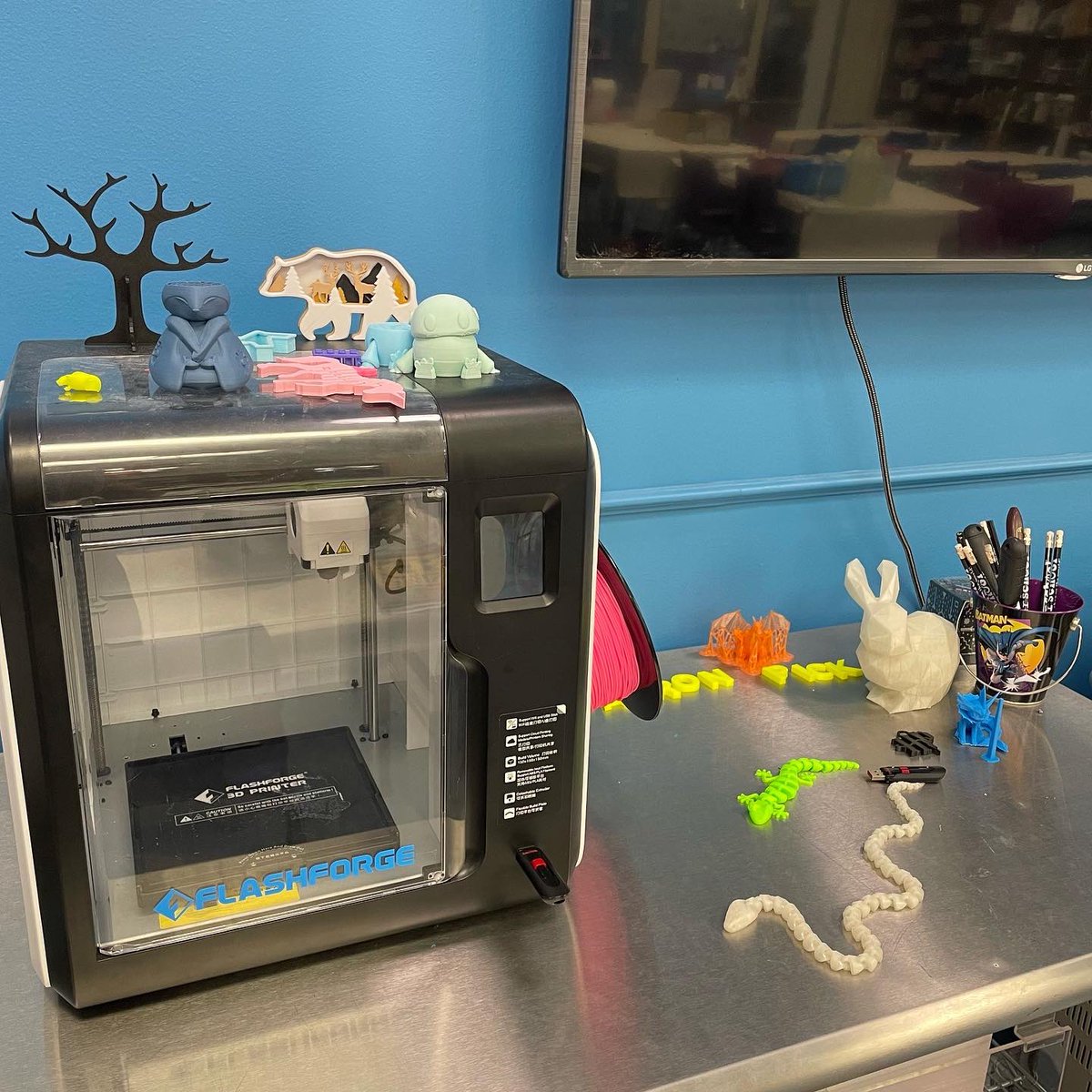 manateelibrary's tweet photo. Day 2 #Library30 | #Workspace - our #MakerSpaces - Area 52 (at Downtown Bradenton) &amp; Studio70 (at Braden River) are where visitors (and staff) get to unleash their creativity! 🧵⚙️✂️🎨 https://t.co/HUAgS5AFQQ