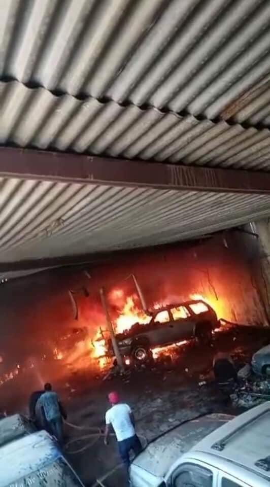 ElCuartoPodergt's tweet photo. 🔥Se reporta un incendio de grandes proporciones en un taller mecánico en la aldea Camoja Grande, La Democracia, #huehuetenango y amenaza con expandirse a otras áreas. Vecinos intentan sofocar el fuego. https://t.co/QBg4XLMsLx
