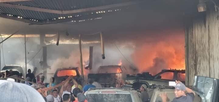 ElCuartoPodergt's tweet photo. 🔥Se reporta un incendio de grandes proporciones en un taller mecánico en la aldea Camoja Grande, La Democracia, #huehuetenango y amenaza con expandirse a otras áreas. Vecinos intentan sofocar el fuego. https://t.co/QBg4XLMsLx