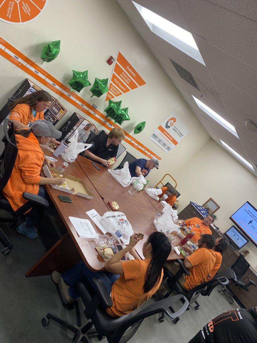 Calin is showing some love to his team with lunch. Thanks for taking care of your team sir. #METTEAM  ⁦<a href="/EwenATrotter/">Ewen Trotter</a>⁩ ⁦<a href="/ChrisDurand_HD/">Chris Durand</a>⁩