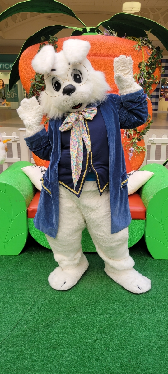 Our hoppy friend Wendell is so happy to be at East Towne!! 🐰 Come meet him and get an Easter picture with your family at Center Court! Reserve your spot between now and Easter Sunday: bit.ly/3K356WZ
#Madison