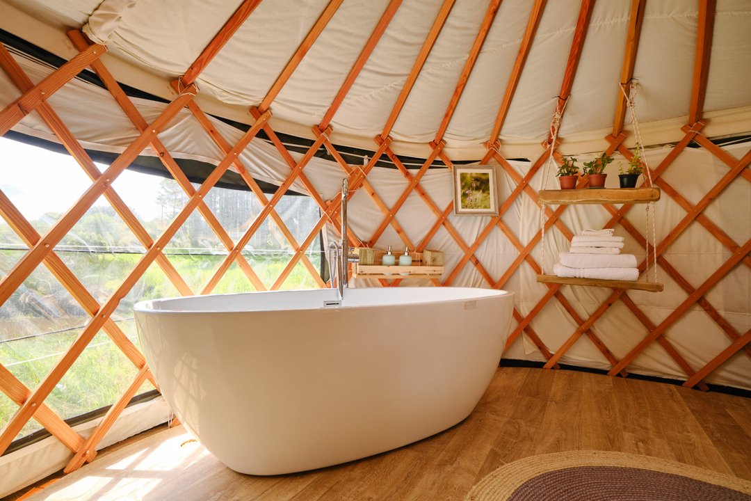 Bath of dreams at the lakeside yurt, Cornwall.
Hands up who loves a long soak in a bath?  YES PLEASE :) Our gorgeous bathrooms now come complete with beautiful @bramleyproducts, award winning natural bath products which smell divine.  #lakesideyurt #cornwall #bathgoals