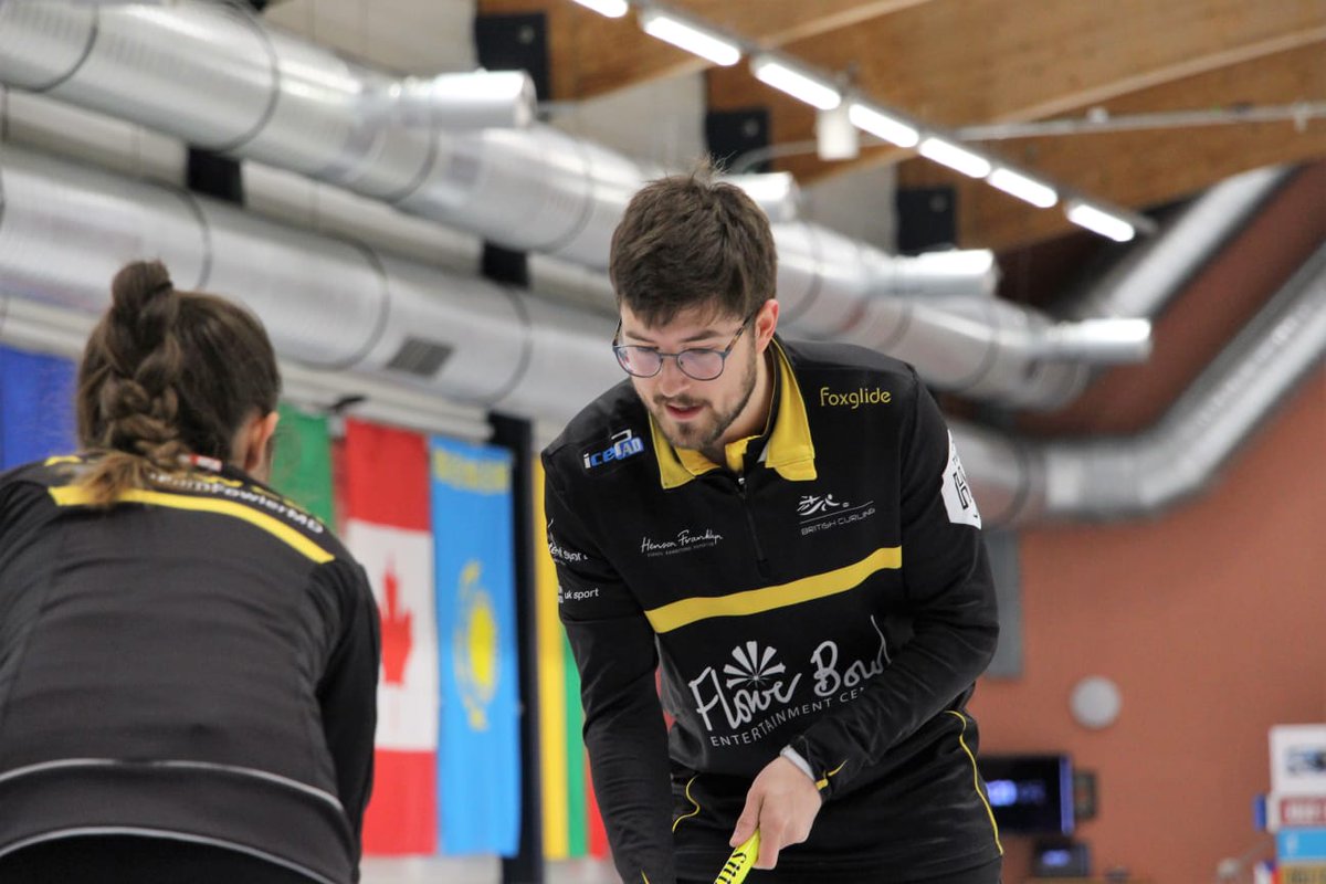 🤙🏻 Into the semis of the Prague MD Competition after topping our group! 

⏰️ We play a 🇨🇿 team at 9am CET tomorrow.

🤟🏼 Let's go!

#lovecurling