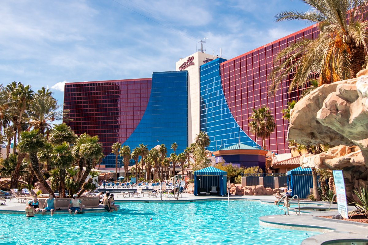 RioVegas's tweet photo. There's always blue skies at #VoodooBeach 💦☀️ #KeepItRio https://t.co/VteWw4Nwgr