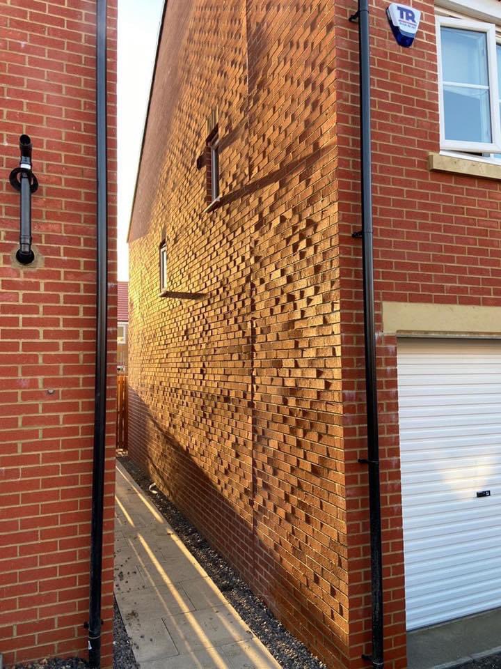 What light through yonder brickwork breaks?