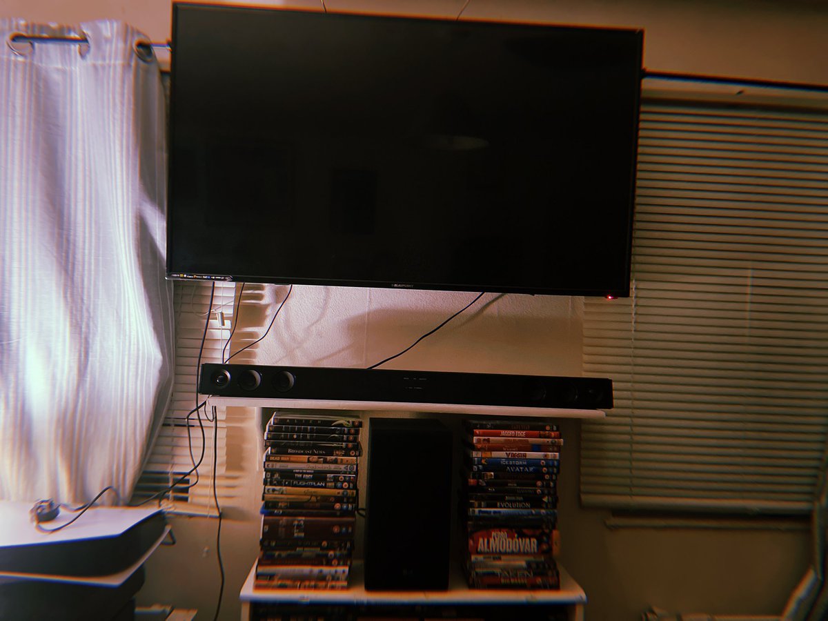 VickyBurrows's tweet photo. Treated myself to a Sound bar and speaker for my tv 😍😍😍😍
#soundbar #tvsystem #homecinema #film https://t.co/5naTDjNSkQ