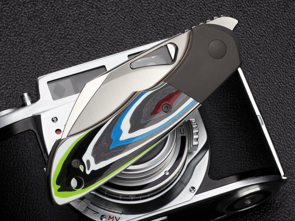 OlamicCutlery's tweet photo. It's a bolsterlock Whippersnapper with Fordite (on top of a Minolta A-2) #fordite #everydaycarry https://t.co/GbAsH6632x