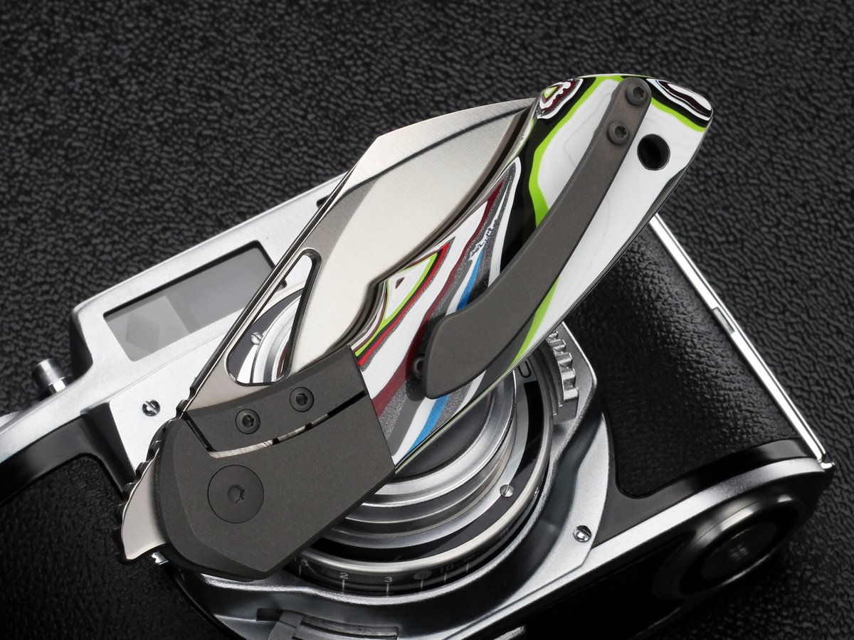 It's a bolsterlock Whippersnapper with Fordite (on top of a Minolta A-2) #fordite #everydaycarry