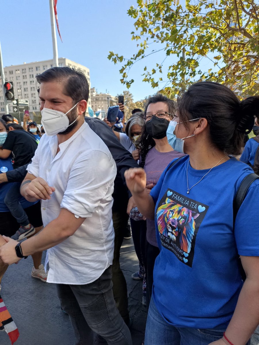 Crisspeo's tweet photo. Presidente Boric, presenté en la marcha por Autismo💙💙💪 https://t.co/wzogsOKk4M