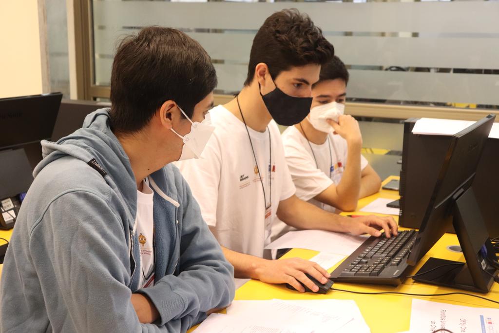 informaticaUSM's tweet photo. ICPC es una compentencia por equipos. Las reglas actuales estipulan que cada uno debe de tener exactamente 3 miembros y son acompañados por un coach.

Las delegaciones de la @usantamaria tuvieron el apoyo de los profesores Diego Arroyuelo y Carlos Buil. https://t.co/V78O26DGPt