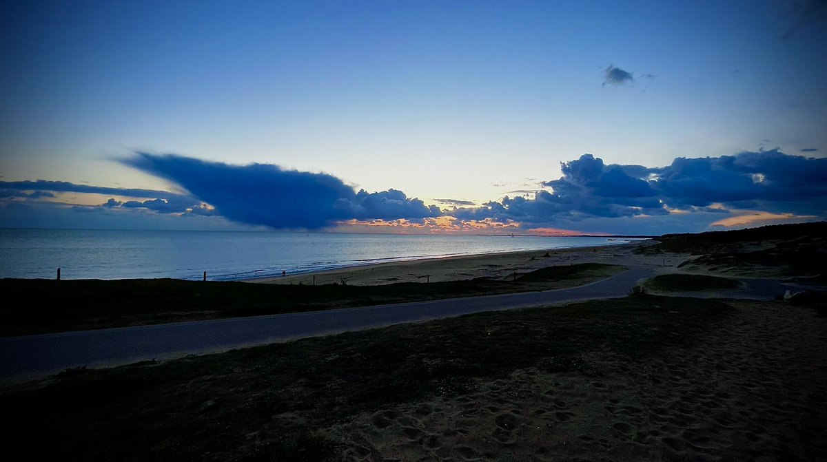 BordAtlantique's tweet photo. Bonsoir #Twitter , petite photo du soir avec ce coucher de soleil plage de la GrandeCote #stpalaissurmer #charentemaritime #photo #photography #photooftheday #PHOTOS #sunset 😉 https://t.co/0JDnOguQT9