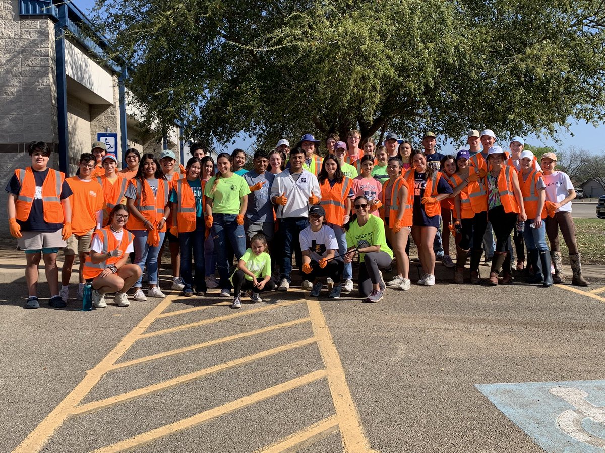 MrsKJMcGinnis's tweet photo. Hondo NHS picking up trash for #TrashOff2022! #DontMessWithTexas #AdoptAHighway @hondoisd1 https://t.co/033OkkAAHR