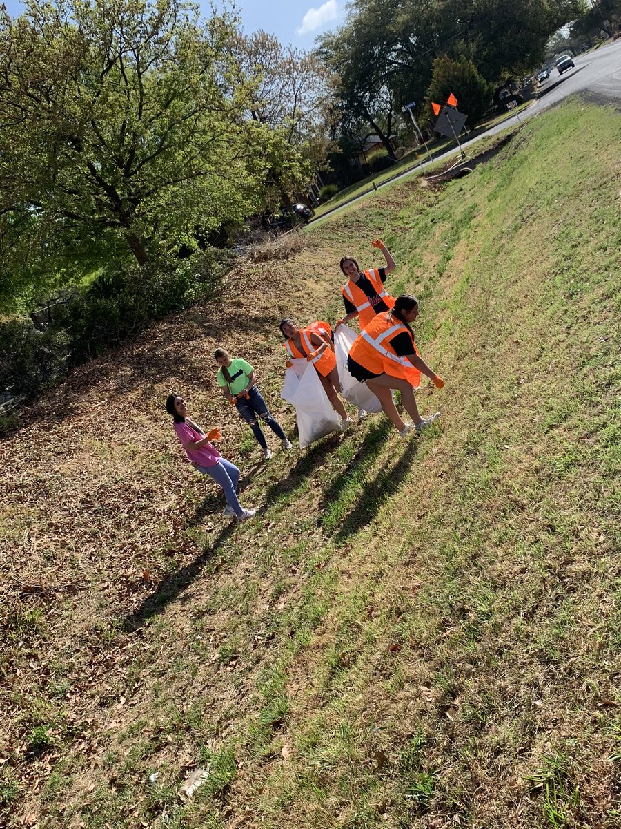 MrsKJMcGinnis's tweet photo. Hondo NHS picking up trash for #TrashOff2022! #DontMessWithTexas #AdoptAHighway @hondoisd1 https://t.co/033OkkAAHR