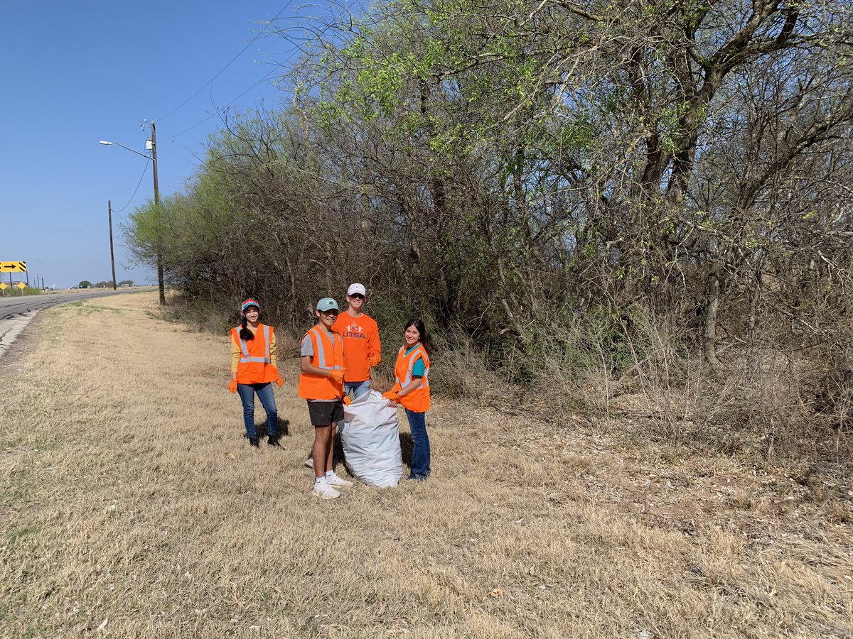 MrsKJMcGinnis's tweet photo. Hondo NHS picking up trash for #TrashOff2022! #DontMessWithTexas #AdoptAHighway @hondoisd1 https://t.co/033OkkAAHR