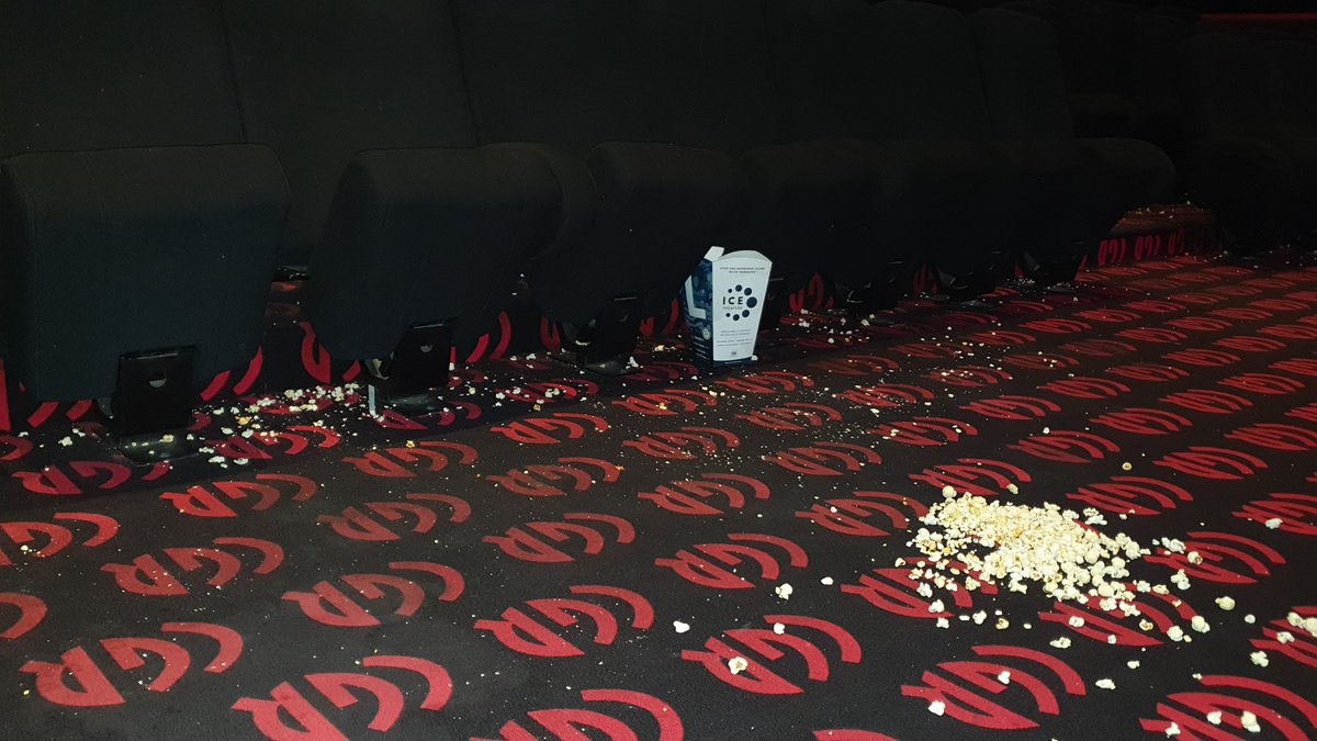 Fab2Ris's tweet photo. Sérieux @CGRCinemas, vous n'avez pas HONTE ?! 🚮😱🤢🤮
On entre les premiers dans la salle à 10,80€ la place...!!! Ce n'est plus un cinéma, c'est une porcherie ! 🐷
Vous aimeriez y amener vos enfants, honnêtement ?! #BalanceTonCinéma https://t.co/ASWsKBMK13