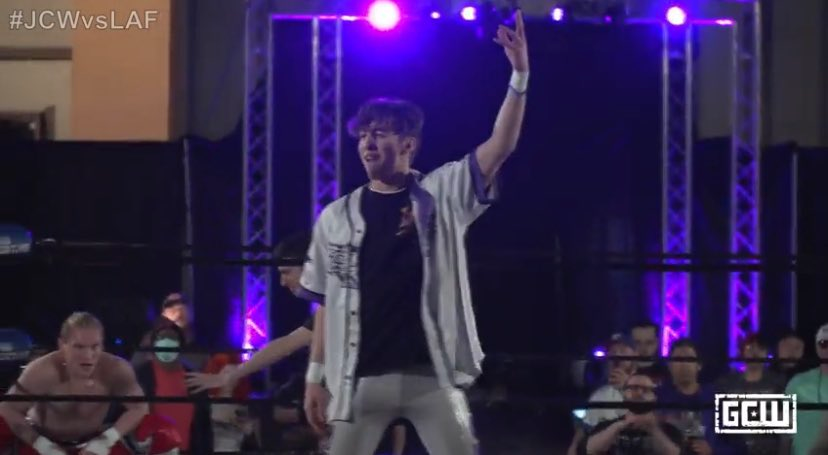 global_catch's tweet photo. [Resultats/Thread] @JerseyCW VS @LAFights21: 

-Elimination Match:Team JCW (Bam Sullivan, Charlie Tiger, Ellis Taylor, Janai Kai, Jordan Oliver, SLADE &amp; Yoya) bat la Team LA Fights 
-@ColeRadrick bat @blkwdxvx
-Jack Cartwheel bat Alec Price

#JCWvsLAF #WrestlemaniaWeek https://t.co/gDJj8WutKS