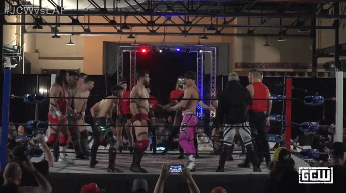 global_catch's tweet photo. [Resultats/Thread] @JerseyCW VS @LAFights21: 

-Elimination Match:Team JCW (Bam Sullivan, Charlie Tiger, Ellis Taylor, Janai Kai, Jordan Oliver, SLADE &amp; Yoya) bat la Team LA Fights 
-@ColeRadrick bat @blkwdxvx
-Jack Cartwheel bat Alec Price

#JCWvsLAF #WrestlemaniaWeek https://t.co/gDJj8WutKS