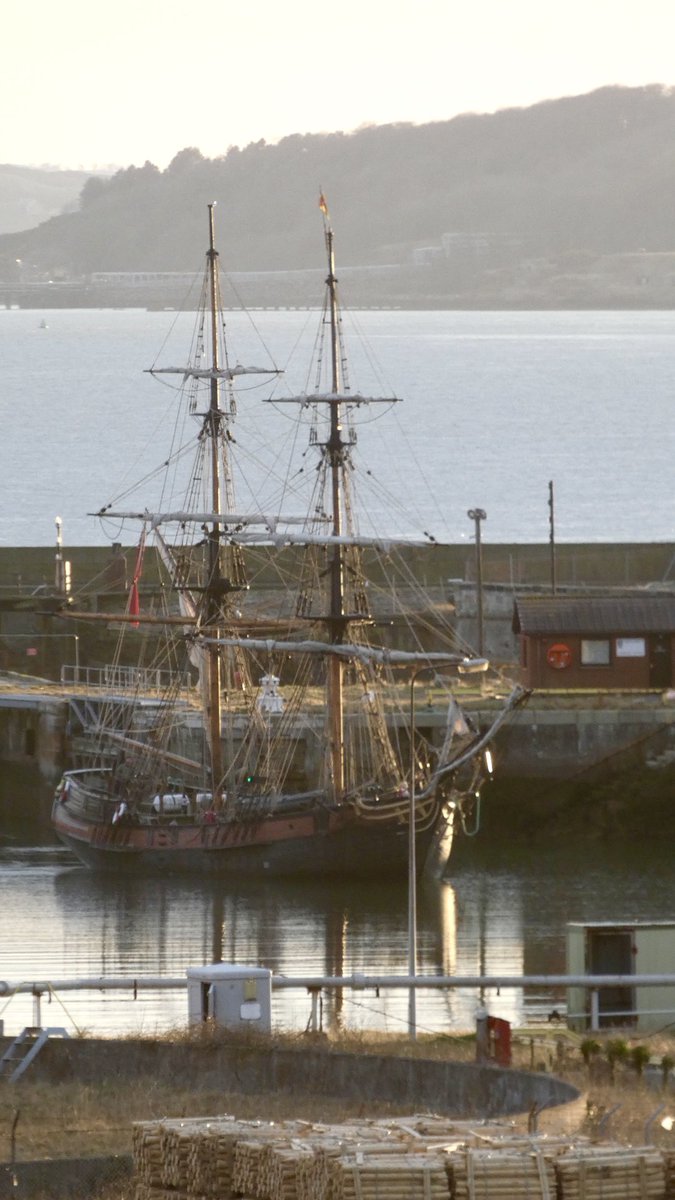 BurghDot's tweet photo. Outlander comes to Burntisland(?)
 
Sailing brig Phoenix  arrived in the harbour this evening 

Rumours say…

https://t.co/jzKsZOAs1Z

@TLocallyBurntis @Writer_DG @OutlanderHome @OutlanderLocs @caitrionambalfe @SamHeughan @square_sail @forthseasafaris @ScotRail @ScottGroupLtd https://t.co/vQmVJkBKh8