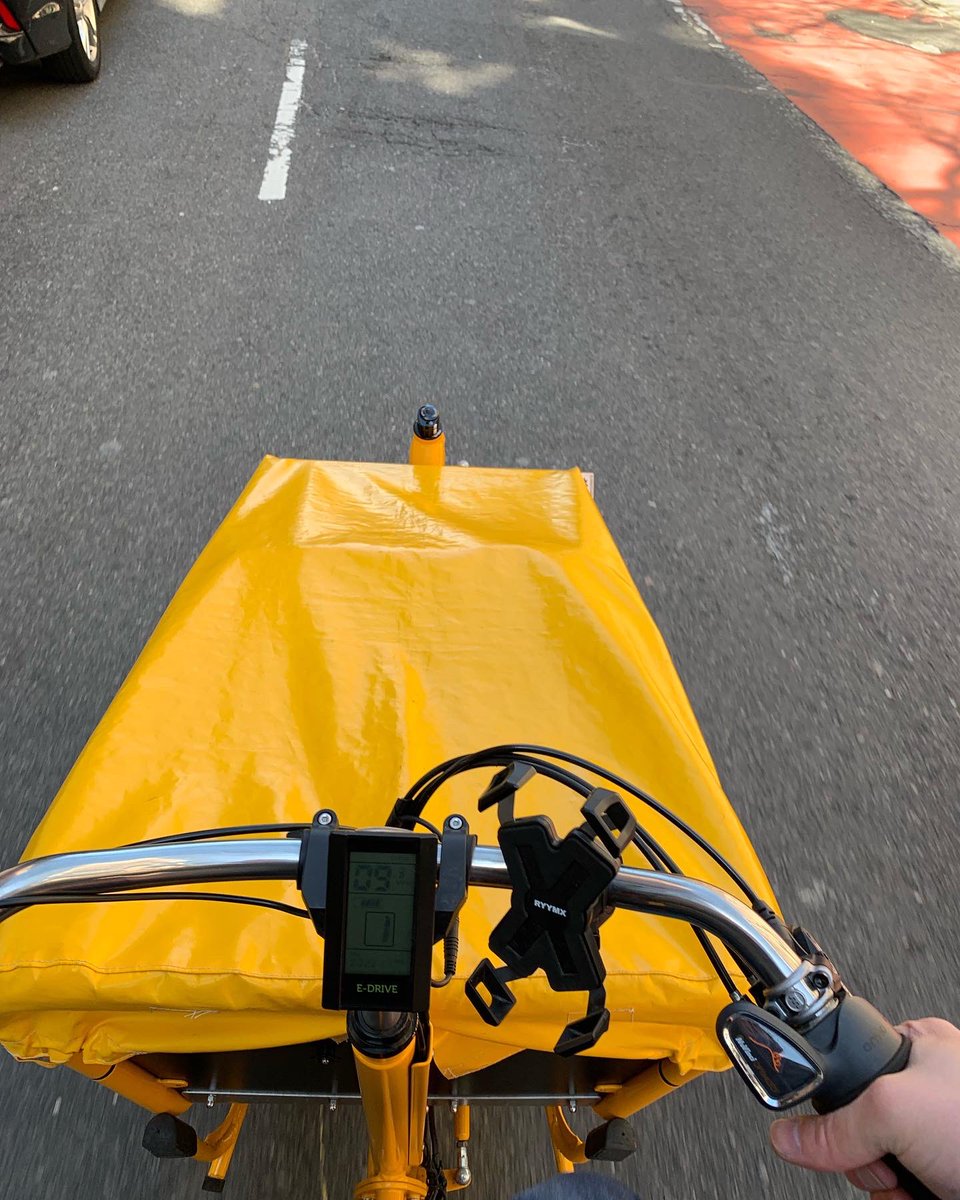 jehiah's tweet photo. How do you transport 6 boxes of pizza? In a #workcycles Kr8 of course. https://t.co/i0w2HnZ5Gl