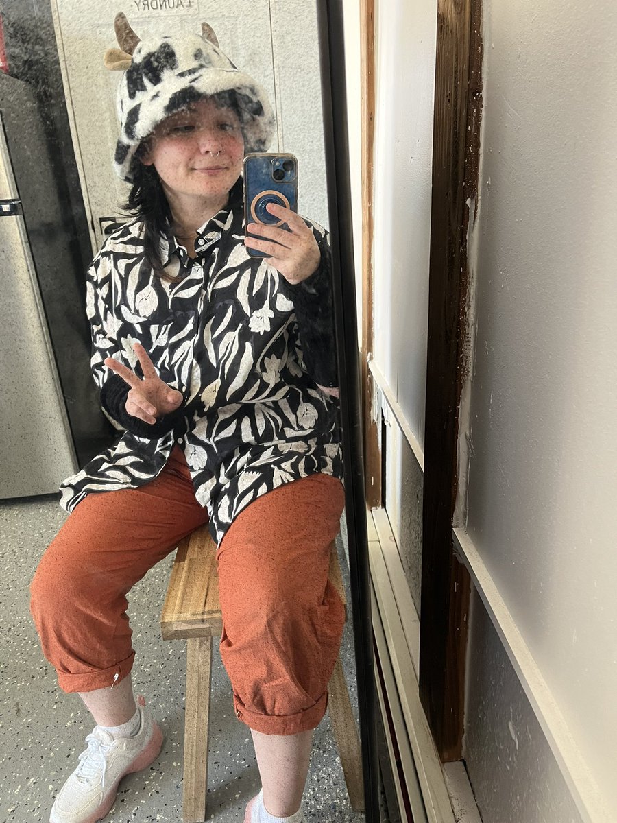 trash__lee's tweet photo. this hat is the peak of my style. i will be buried in this hat. https://t.co/E6V8Ho2dBO