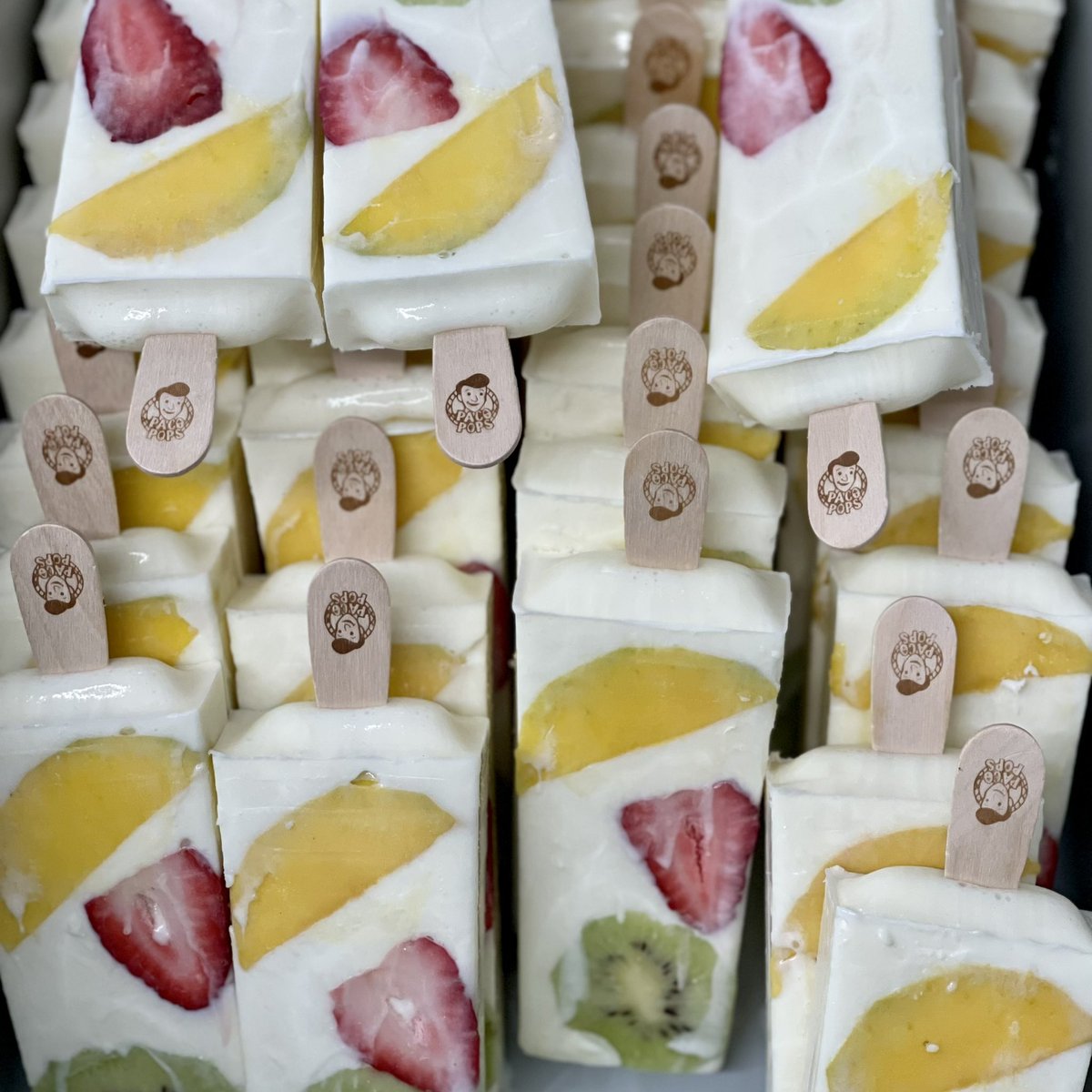 Pacopops1's tweet photo. #PacoPops has over 80 #popsicle and #icecream flavors for you to try. https://t.co/vROMOsFSmK https://t.co/wrtnYRzKgc