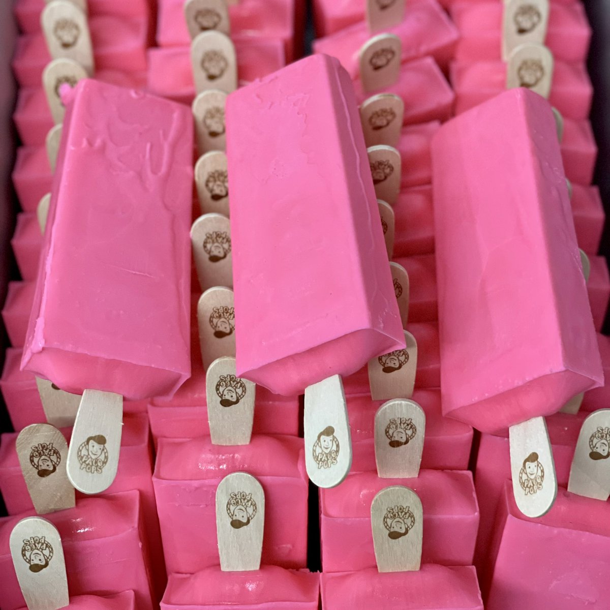 Pacopops1's tweet photo. #PacoPops has over 80 #popsicle and #icecream flavors for you to try. https://t.co/vROMOsFSmK https://t.co/wrtnYRzKgc