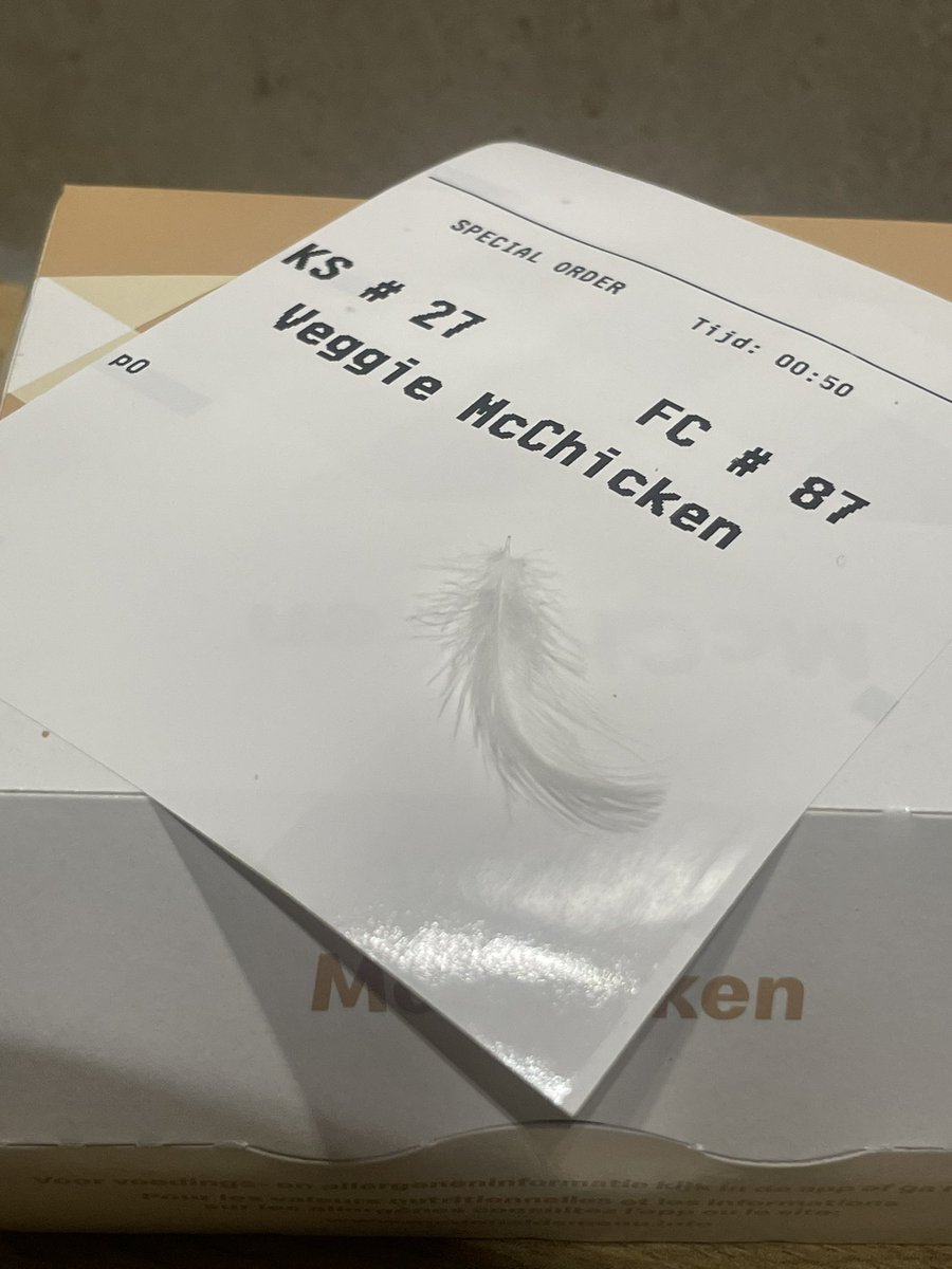 JordanCarrD's tweet photo. @McDonalds why’s there a feather on my veggie McChicken 😂😂😂 https://t.co/xFHUc9qabd