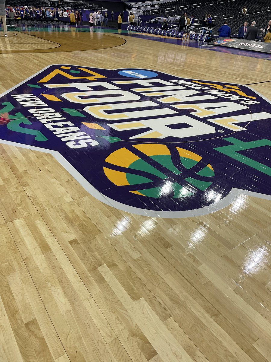 brucegilbert14's tweet photo. Here we go! @westwood1sports is in the house. #FinalFour https://t.co/Sy2sbJE0mI