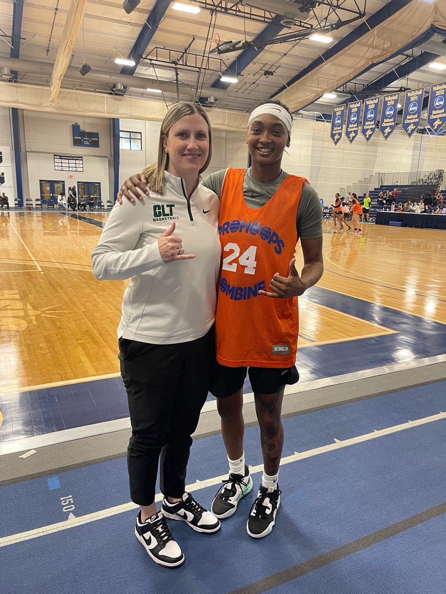 CharlotteWBB's tweet image. Head Coach Cara Consuegra stopped by to support Octavia at the WNBA Combine 💚🤙
@cconsuegra @GetLikeTae