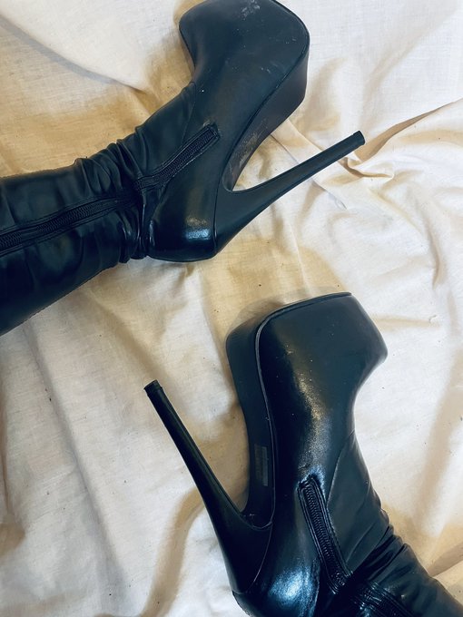 #heels  😍 https://t.co/roacwagzKR<a href="/tag/heels"class="tags">#heels</a>