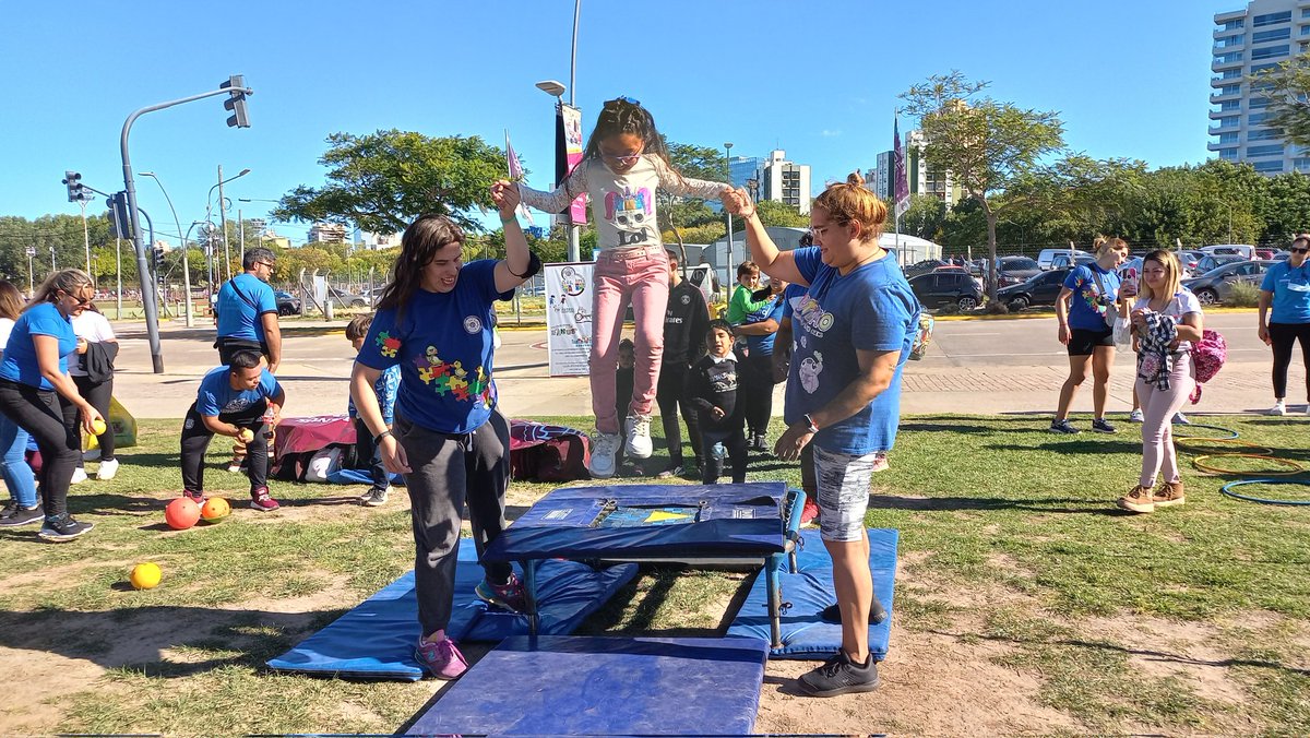 ReDeEsClubLanus's tweet photo. En el Día Mundial de la Concientización sobre el Autismo nos unimos al acto organizado en el Paseo del Río en Vicente Lopez. ⁵ https://t.co/64l1i9kThn
