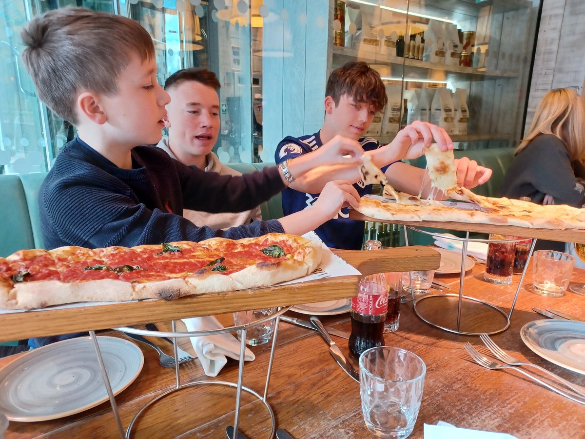 Aliwack1's tweet photo. Great garlic bread fight today @HazzerMorrell @FirstHud247 @Ginofantastico #rivablu #Leeds https://t.co/E6YTW2AXpW