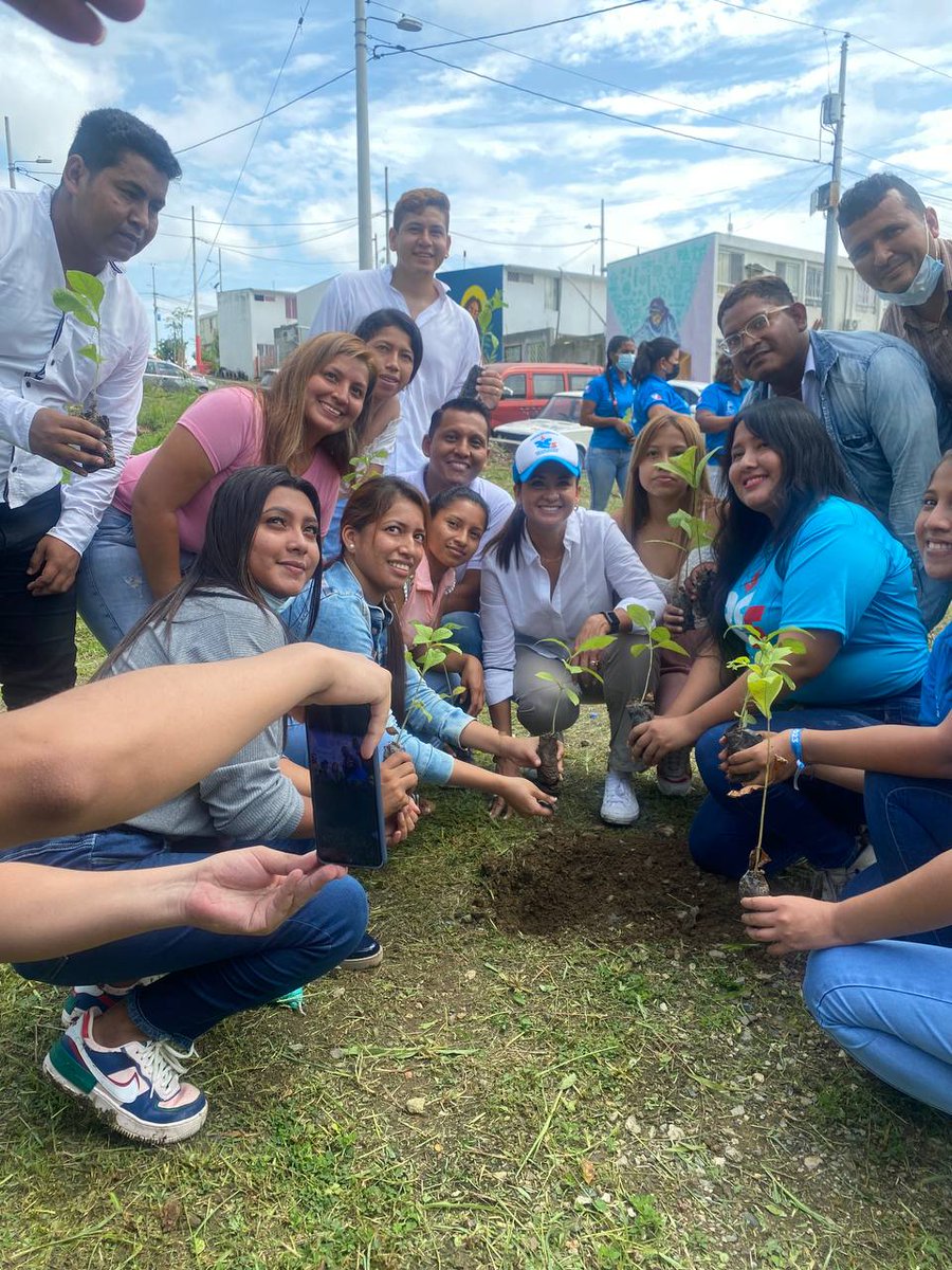 marcelaguinaga's tweet photo. Linda jornada jóvenes.
Plantar árboles, es satisfactorio y un acto de responsabilidad con el ambiente.🌱🌎 https://t.co/tyy4haDFAp