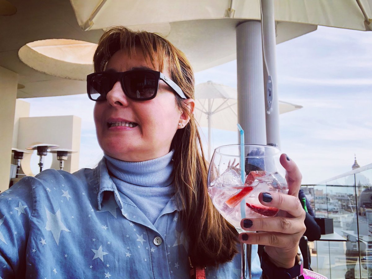 raquelpearljam's tweet photo. Chilling and #Seagrams time!! Qué #hotel más coqueto y encantador!! Cuando sea rica me voy a comprar un hotel con #roof bonita y voy a vivir en él!!! 😂😂👏🏻👏🏻♥️♥️🤞🤞🍀🍀🍀 #sabado #compras #copas #charlita #amiga #agustera #ratitosbuenos❤️ #vida @abbahoteles https://t.co/KvzPPOfPMu