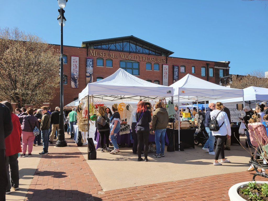 AngieKansas's tweet photo. @MaeveAshbrook @KAKEnews So many people and dogs!! Glad to have it back. ππ»
#otfmwichita #IloveWichita #ictfarmandart https://t.co/IVeCyT1fyF