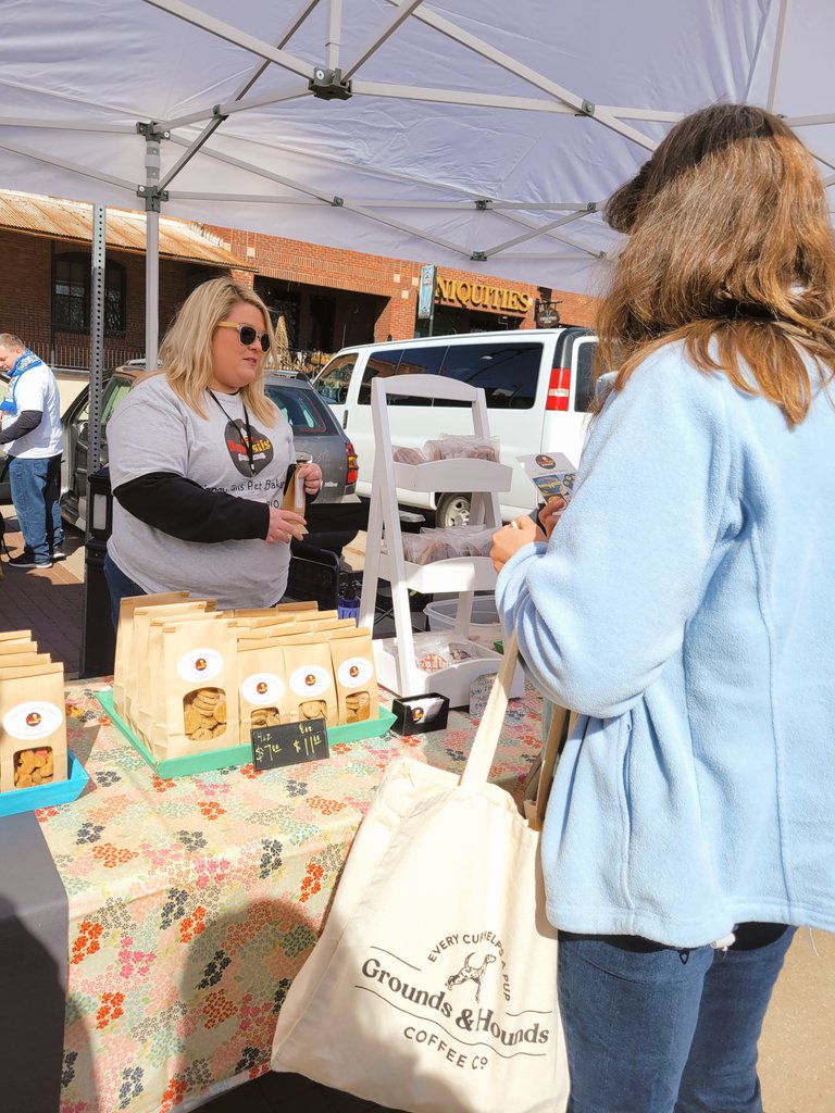 AngieKansas's tweet photo. @MaeveAshbrook @KAKEnews So many people and dogs!! Glad to have it back. ππ»
#otfmwichita #IloveWichita #ictfarmandart https://t.co/IVeCyT1fyF