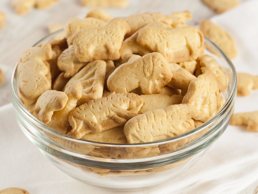 ShopkeeperGreen's tweet image. Has @AssassinDame made it back from Crawley yet? He's kept an eye on her lodgings while she's been away.

And left a present, with some flowers, on her desk.