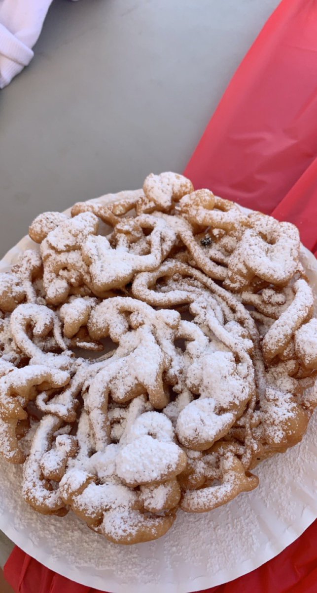 23emmashaw's tweet photo. UH had WolfFest and I got sunny yummy crawfish and a really good funnel cake!! Love supporting other students on campus! Go COOGS #uh  #yummy #foodie #houston #crawfish #funnelcake #delicious https://t.co/AMsXFxhjHM