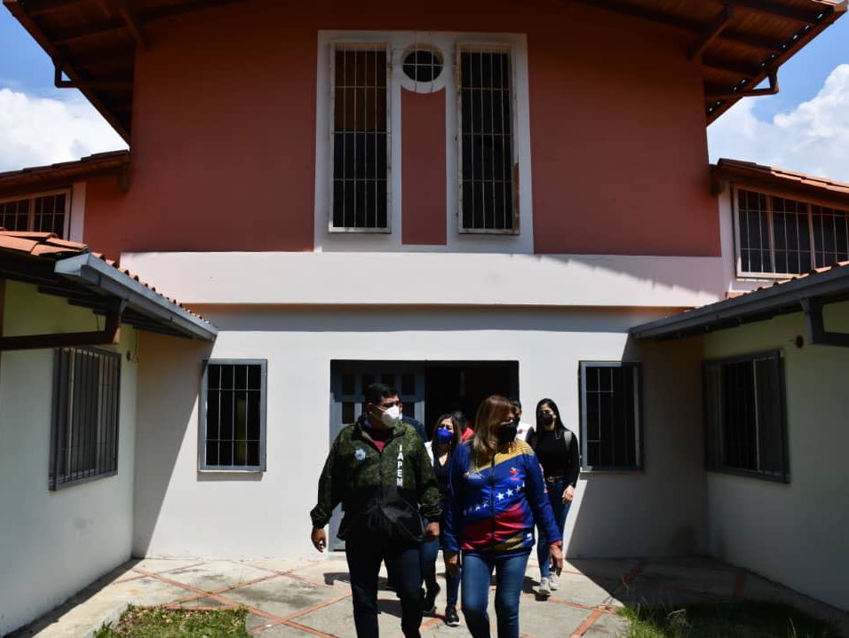 _LaAvanzadora's tweet photo. En compañía del Gob. @JEHYSONGUZMAN inspeccionamos un área del Hospital Universitario de #Mérida, municipio Libertador, como posible nueva sede del @IpasmeOficial en este estado.

@NicolasMaduro
@MPPEDUCACION https://t.co/ROtTXat7Ic