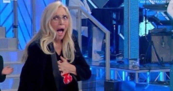 Fine__Vanilla's tweet photo. "In questa fase è importante quello che dicono i maestri" 
Nunzio: "E infatti il mio ce l'ho qui" #Amici21 https://t.co/jIdbtSga6x