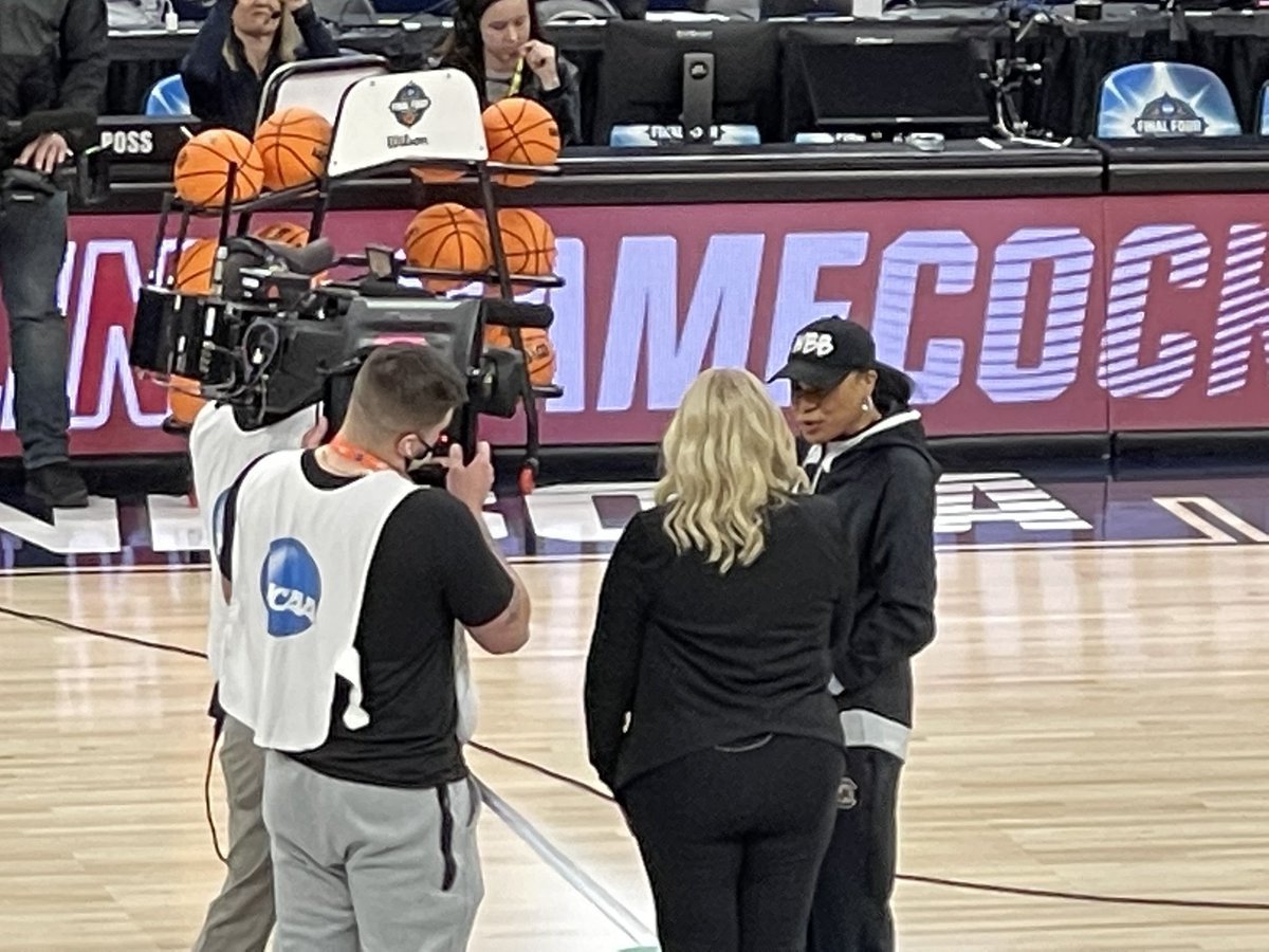 ameeks08's tweet photo. @dawnstaley GO GAMECOCKS!!! https://t.co/ANc19oZUZt